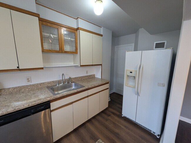 Building Photo - Large Home - Holmesburg