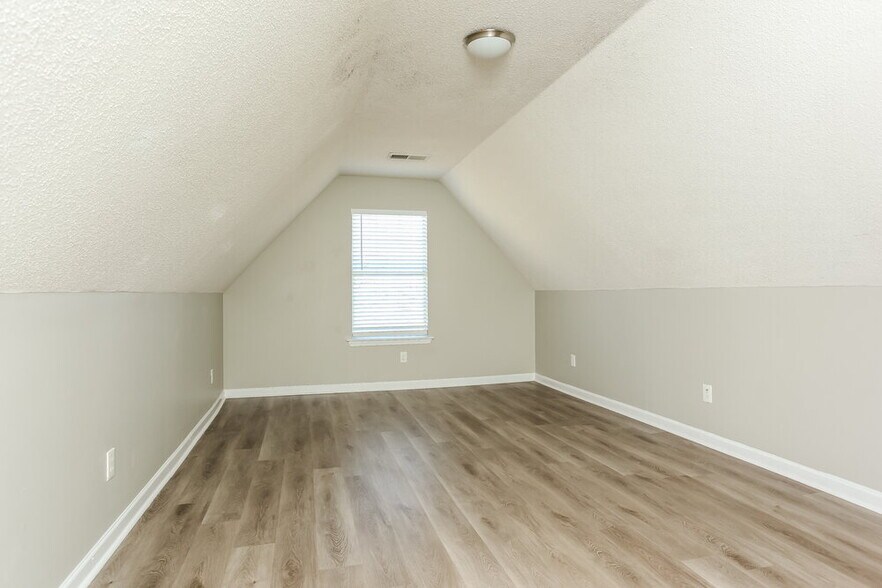 Building Photo - 6325 Sandbourne E