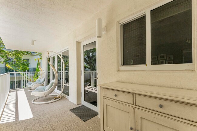 Building Photo - 1203 Hillsboro Mile