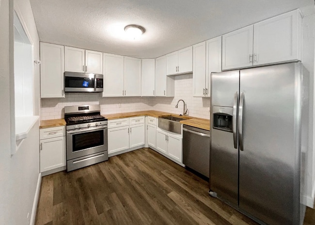 Building Photo - 8040 Goldenrod Ct