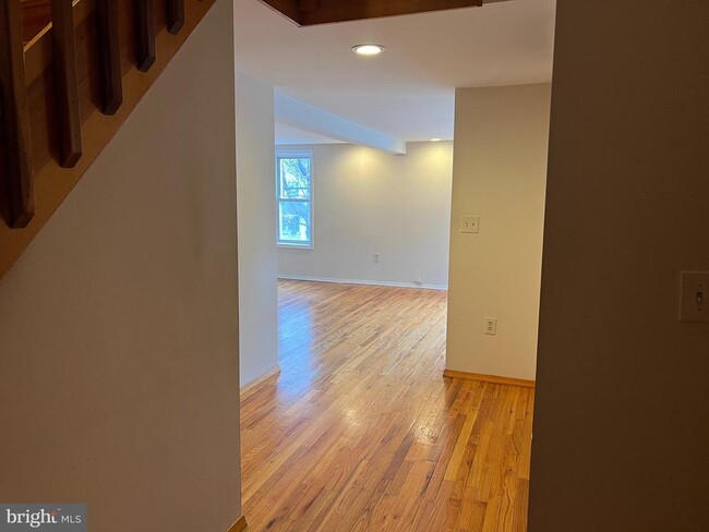 Building Photo - 242 Wood St