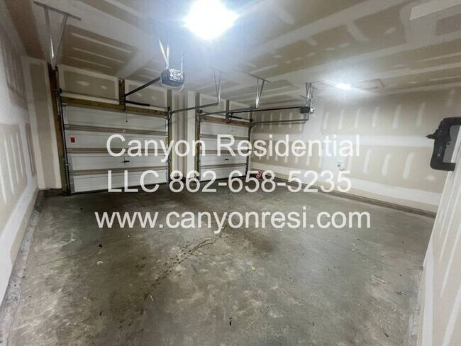 Building Photo - Beautiful 3 Bedroom 2.5 bath in well sough...