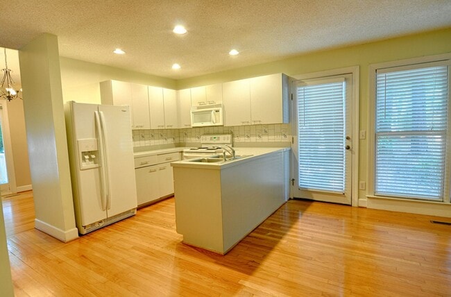 Building Photo - 3 bedroom Cul-de-sac Townhouse