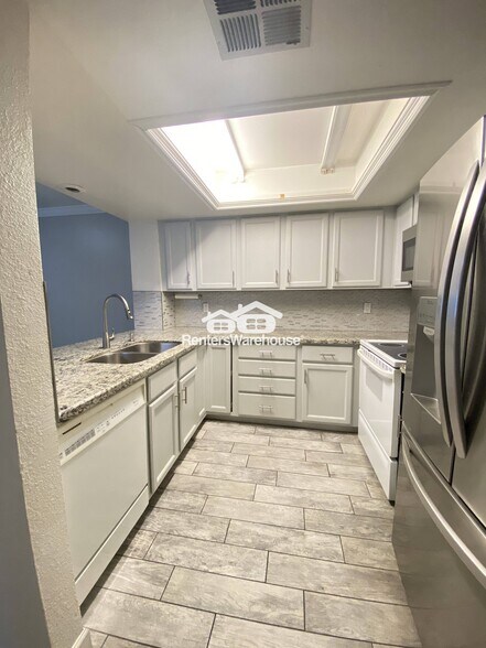 Building Photo - 1505 N Center St