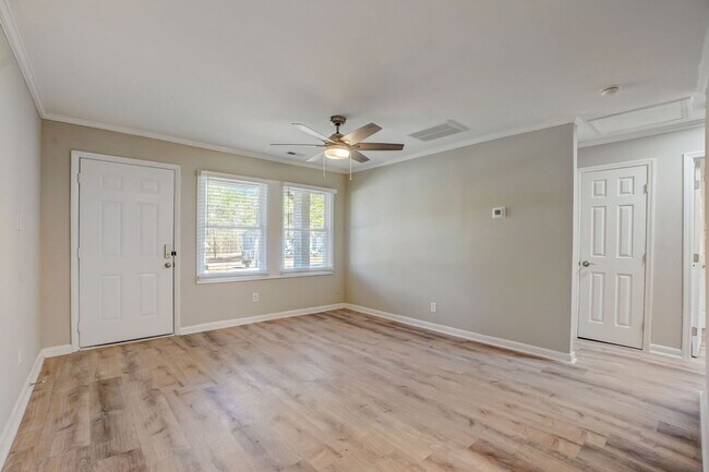 Building Photo - Gorgeously Renovated Apartments
