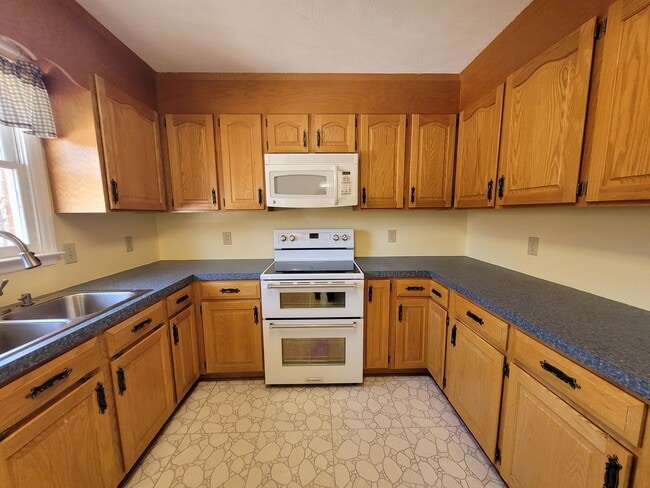 Building Photo - Nice Brick Home in Mount Airy