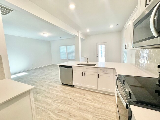 Building Photo - 3 Bedroom paired home with 2 car garage minutes from shopping and  I-85 - AVAILABLE NOW