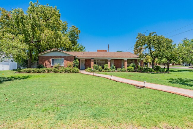 Building Photo - Classic Red Brick Beauty in Prestigious No...