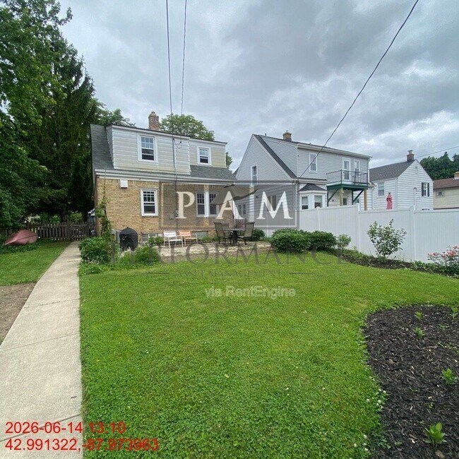 Building Photo - 2922 S 48th St