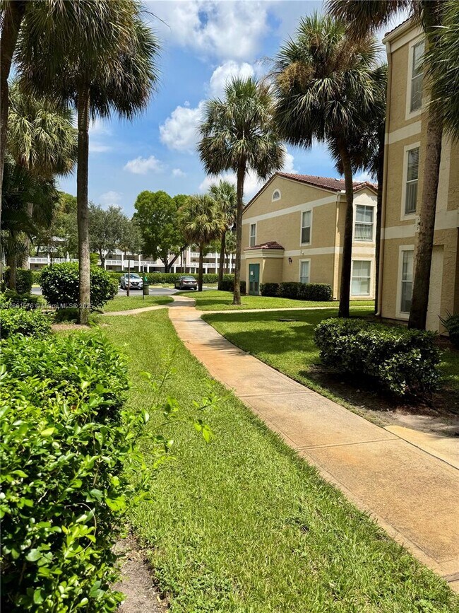 Building Photo - 977 Riverside Dr