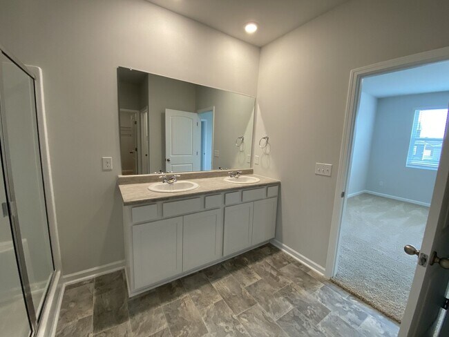 Building Photo - Nice Four Bedroom Home in Lebanon