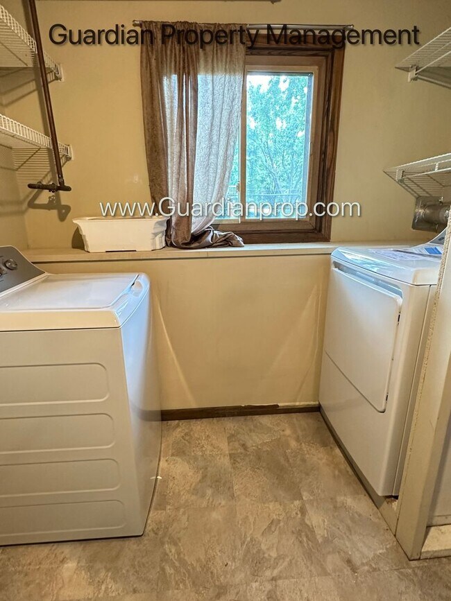 Building Photo - Crystal Single Family Home, Large Fenced Back Yard, 2 Car Garage, Dishwasher, Available Sept 1st