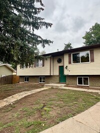 Building Photo - Updated Split-Level Gem | 5BD, 3BA | Large...