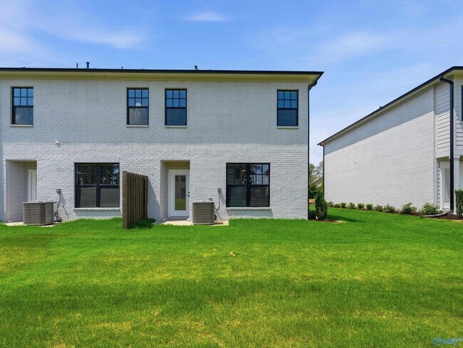 Building Photo - 6 Whispering Oak Dr SW