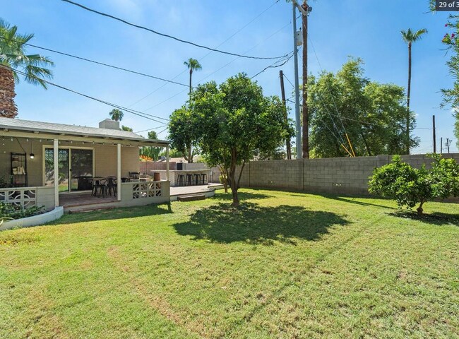 Building Photo - 821 E Rose Ln