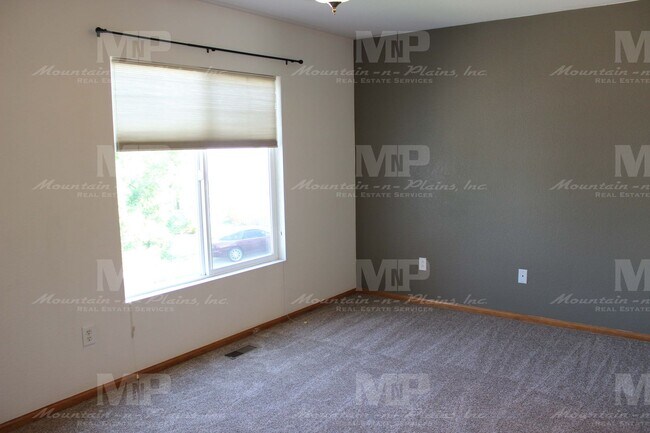 Building Photo - 303 Plowman Ct