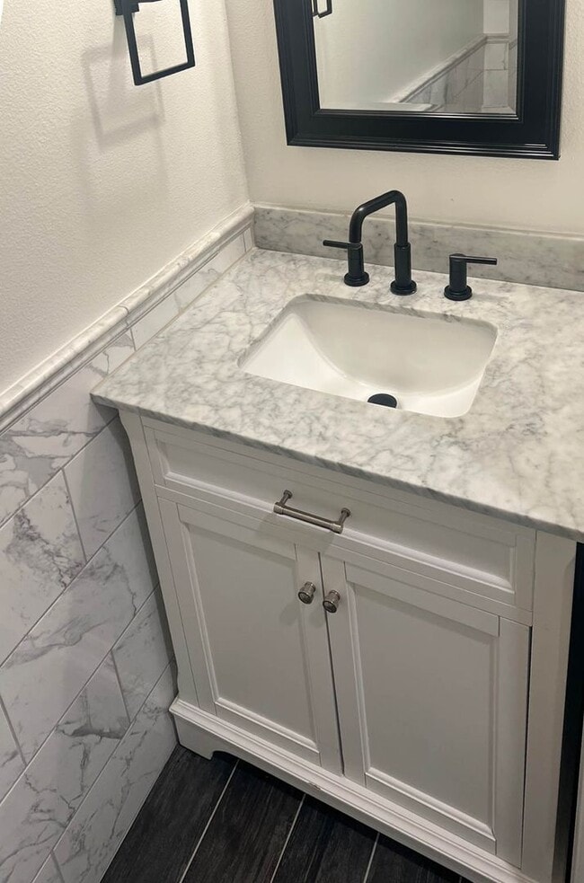 Building Photo - Beautiful West Linn Home in a Quiet, Desirable Neighborhood