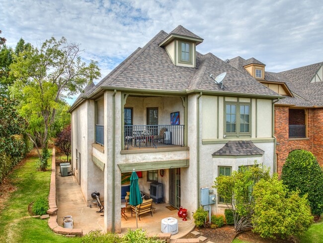 Building Photo - End Unit- @ Muirfield Village- Classic Bill Roberts Custom Built- 4 Bedrooms+ Media Room- Close t...