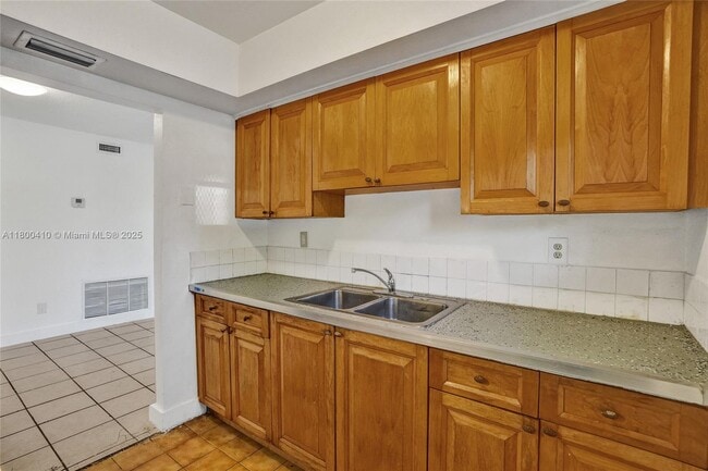 Building Photo - 16980 N Miami Ave