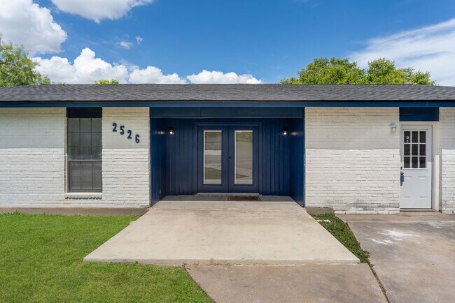 Building Photo - 2526 Town Briar St