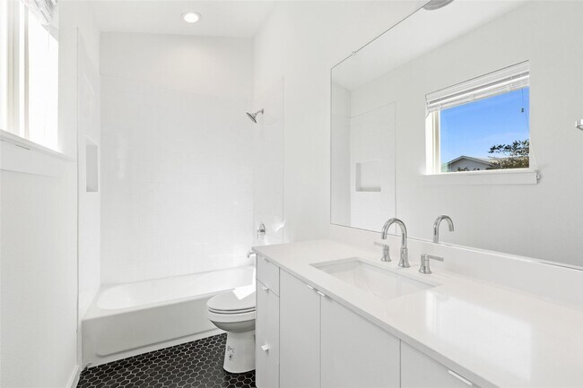 Building Photo - Modern 2-Bed Townhome with Attached Garage & Private Balcony in Gated Dallas Community