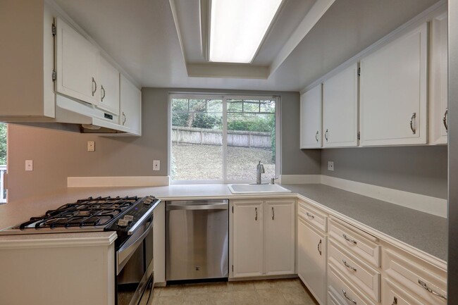 Building Photo - Beautiful 4bd, 2.5ba Home by Marymoor Park...