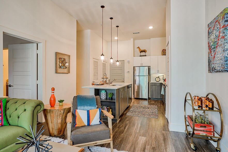 Building Photo - Stacks on Main