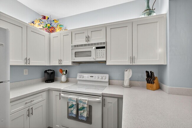Building Photo - 500 Uno Lago Dr