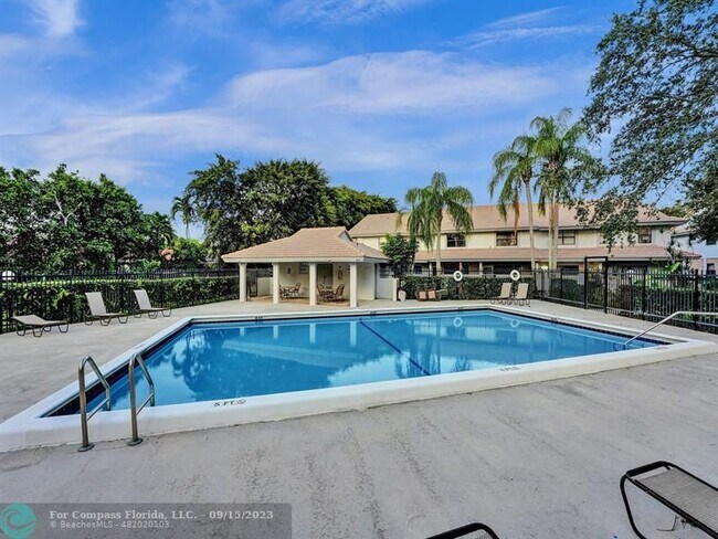 Building Photo - 9845 Riverside Dr