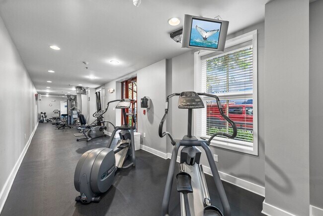 Building Photo - 812 Grand St