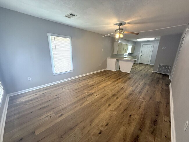 Building Photo - Cozy 2-Bed, 1-Bath Home with a large backyard!!