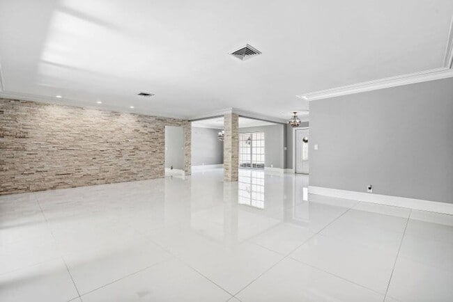 Building Photo - 417 N Country Club Dr