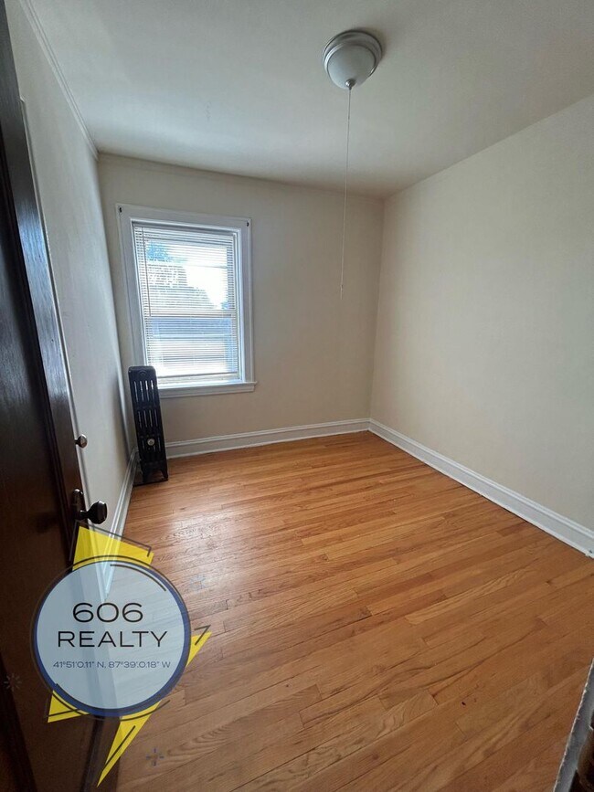 Building Photo - Belmont Cragin Apts Available!