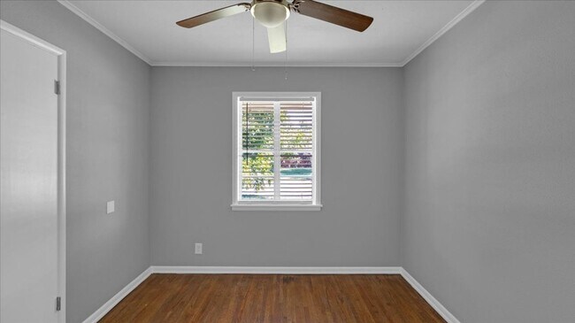 Building Photo - Move in special / $800 first moths rent