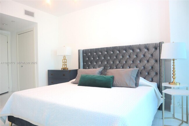 Building Photo - 200 Biscayne Blvd Way