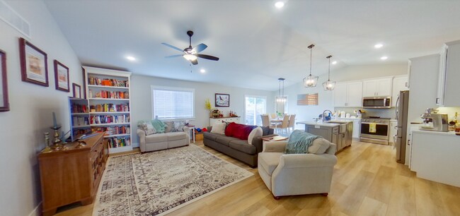 Building Photo - 3D TOUR + BEAUTIFUL HOME + 3 Car Garage + Fenced In Yard! Available July 3rd!