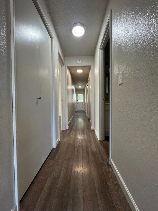 Building Photo - Move in apartment in quiet complex