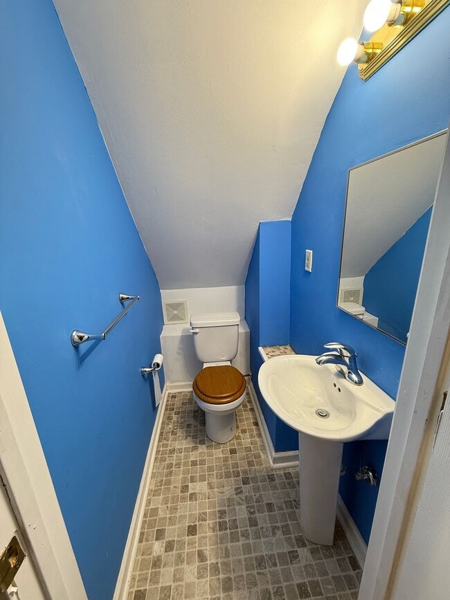 Building Photo - Single-Family Home Close to Henry Ford Hos...