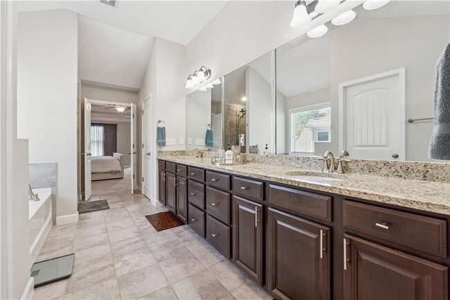 Building Photo - 4050 Danbury Farms Dr