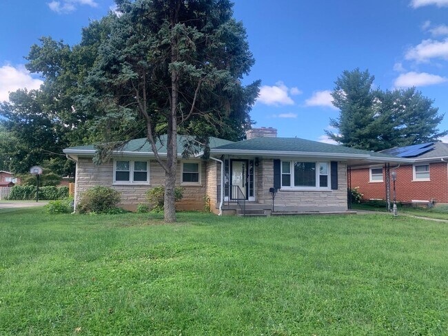 Primary Photo - Gorgeous, Updated 3 Bedroom, 2 Bath Ranch ...