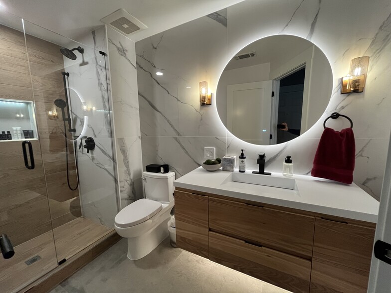 Spare Bath - 17 N Loomis St