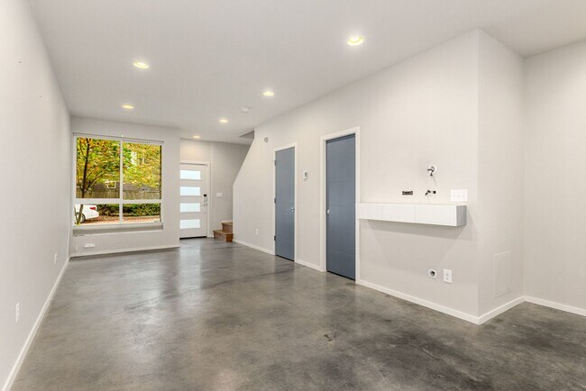 Building Photo - Newer 3 Bed 2.5 Bath Townhouse Close to Downtown