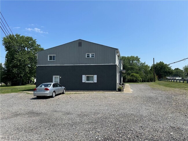 Building Photo - 5885 Youngstown Hubbard Rd