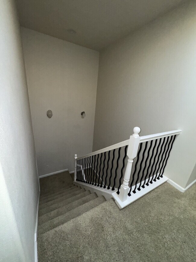 Building Photo - FIRST MONTH FREE RENT Luxurious 4-Bed, 4-B...