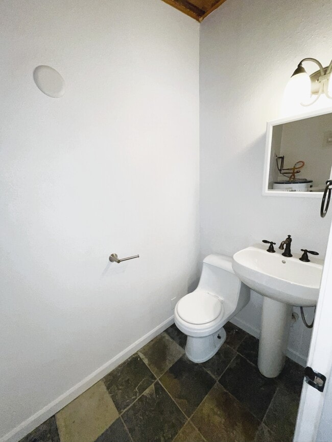 Building Photo - 3070 NW Paul Benjamin Rd