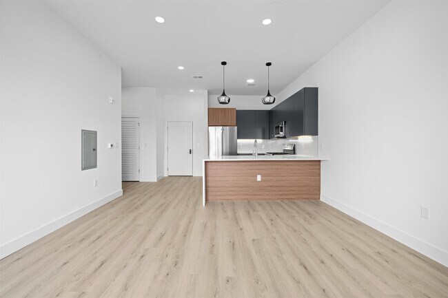 Building Photo - 17 Ave E