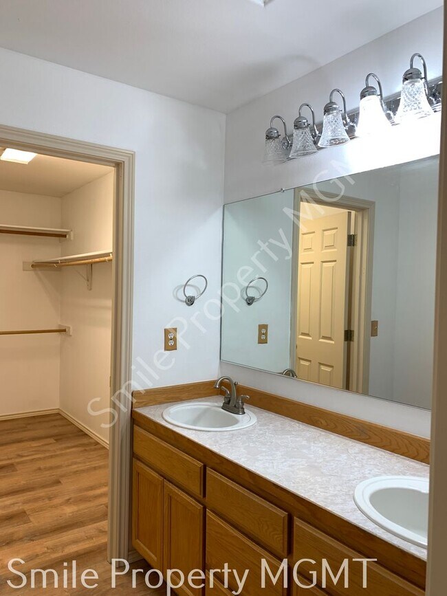 Building Photo - single house