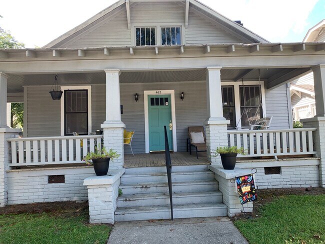 Building Photo - 402 Student St