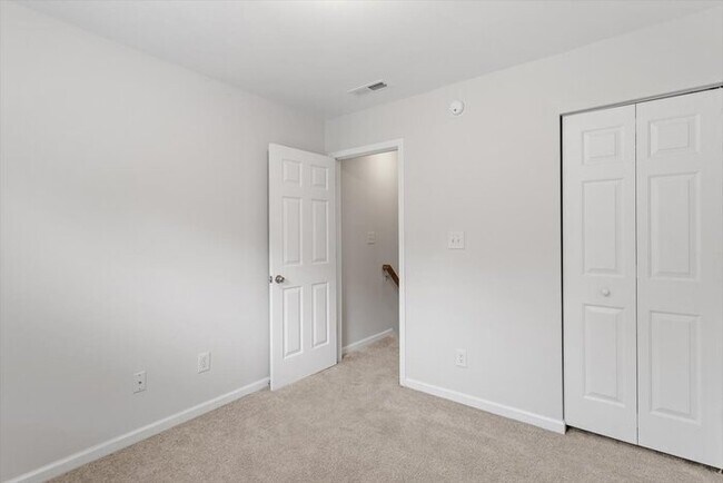 Building Photo - Beautiful Durham Town Home For Rent