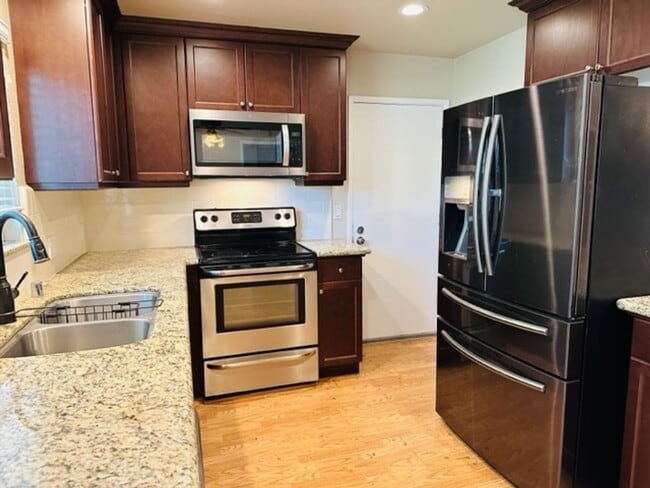 Building Photo - $2,300 First & Bullard 3 Bedroom, Pool, Ho...